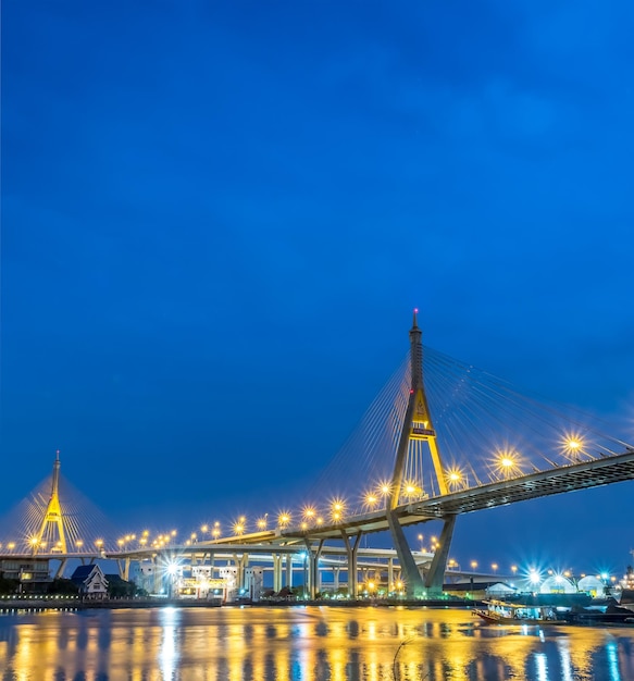 Enorme ponte tailandesa letra significa nome 'Bhumiphol' cruzar o rio Chaophraya em Bangkok crepúsculo da noite