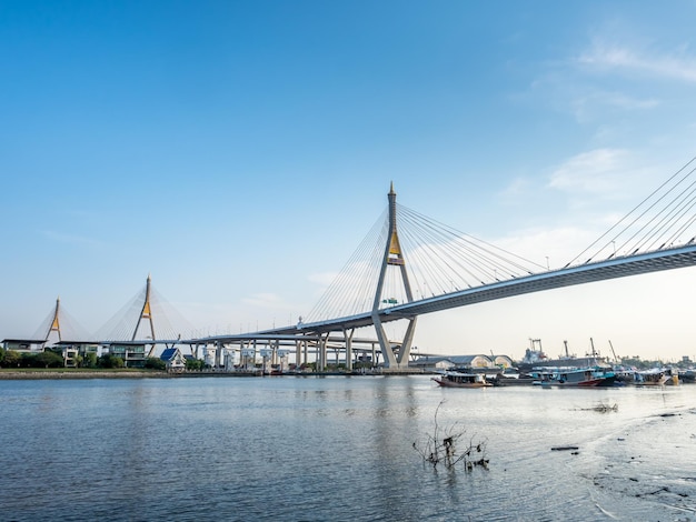 Enorme ponte tailandesa significa nome 'Bhumiphol' cruzando o rio Chaophraya em Bangkok à noite céu crepuscular