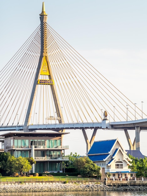 Enorme ponte tailandesa significa nome 'bhumiphol' cruzando o rio chaophraya em bangkok à noite céu crepuscular