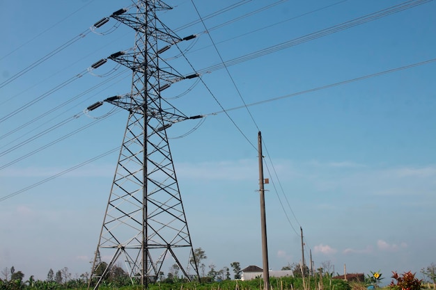 Enorme poste eléctrico de pie en tierras de cultivo