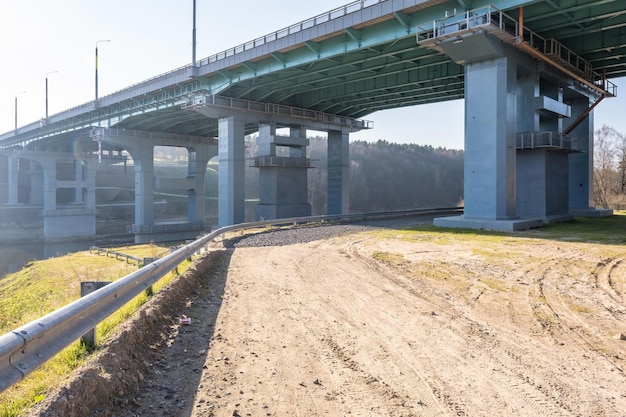 Enorme puente de coches a través del ancho río