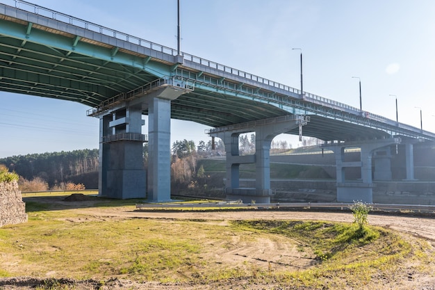 Enorme puente de coches a través del ancho río