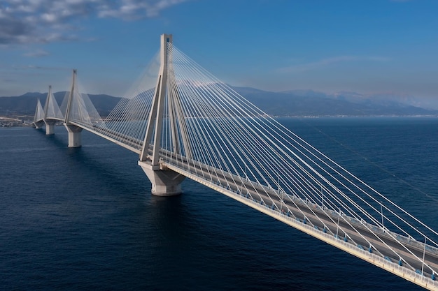 Enorme puente colgante con cuatro grandes pilares sobre el estrecho marítimo RioAntirrio Peloponeso Grecia