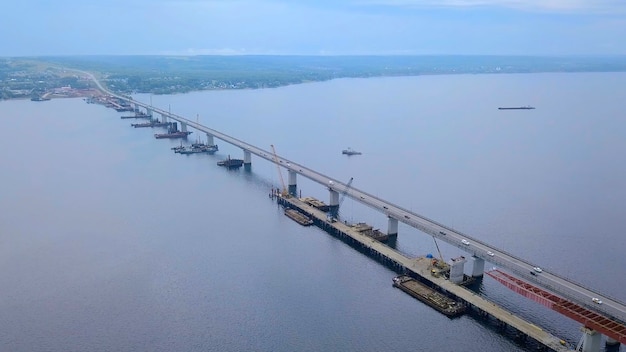 Un enorme puente de Crimea con coches recorta la vista desde el avión no tripulado un enorme puente con tráfico en el