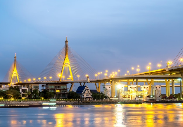 Enorme puente letra tailandesa significa nombre 'Bhumiphol' cruza el río Chaophraya en el crepúsculo vespertino de Bangkok