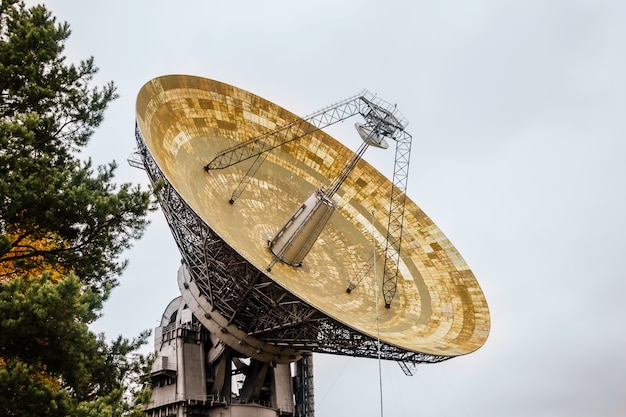 Enorme radiotelescopio en un laboratorio astronómico