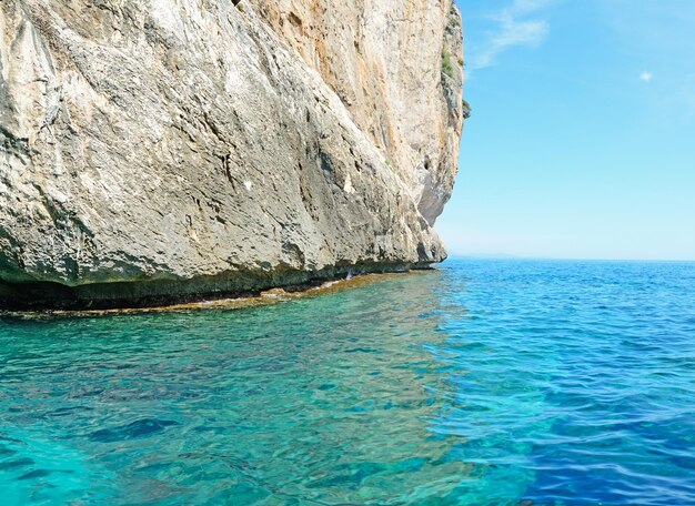 Enorme roca junto a la costa del golfo de Orosei