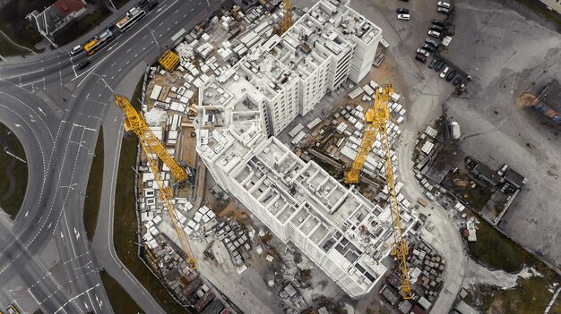 Una enorme vista del sitio de construcción desde arriba con un dron