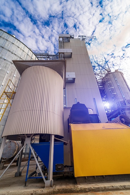 Enormes contenedores industriales de metal. Tanques de silo de construcción de almacenamiento.