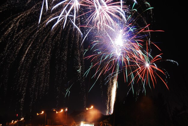 Enormes fogos de artifício coloridos e barulhentos na véspera de Ano Novo