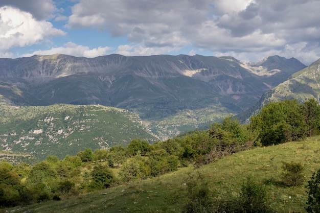 Unas enormes montañas majestuosas desde lo alto en el verano en un día nublado región Tzoumerka Epiro Grecia