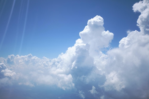 Enormes montañas de nubes contra el cielo azul limpia hermosa calma