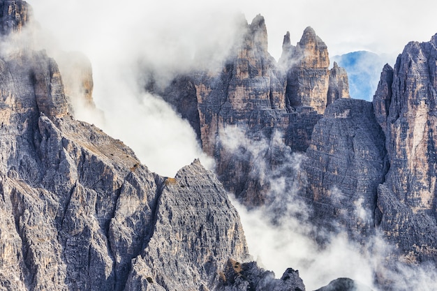 Enormes montañas rocosas vista cubierta de nubes, Dolomitas, Italia