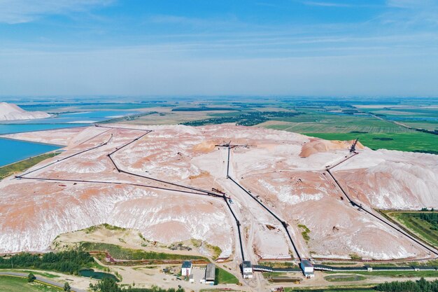 Enormes montes de rocha não utilizada O sistema de transportadores de correia longa