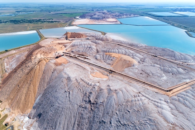 Enormes montículos de roca en desuso El sistema de cintas transportadoras largas