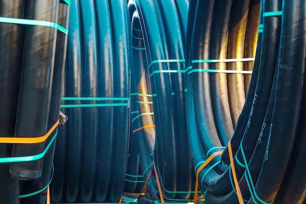 Enormes novos cabos elétricos amarrados em carretéis closeup
