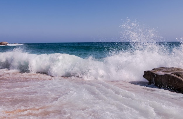 Enormes olas rompen contra las rocas en la playa de Fenals en Lloret de Mar Cataluña