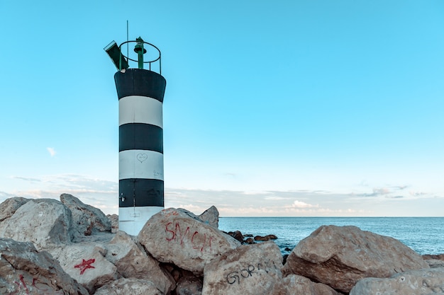 Foto enormes piedras en la playa