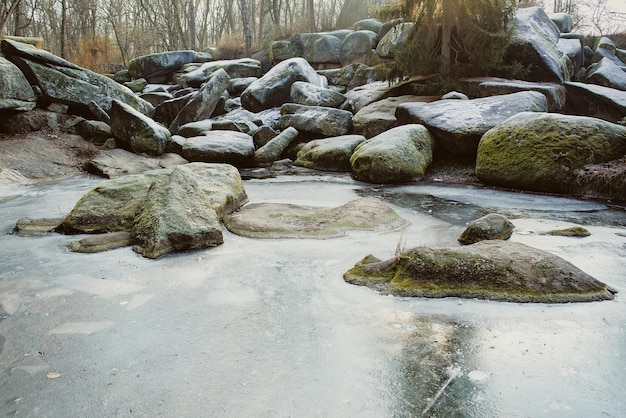 enormes piedras redondas congeladas en el parque de invierno