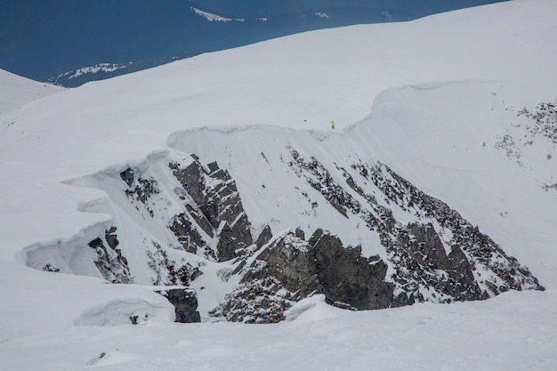 Enormes rochas Shpytsi cobertas de neve branca nas montanhas dos Cárpatos