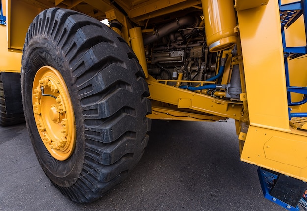 Enormes ruedas de un camión volquete amarillo