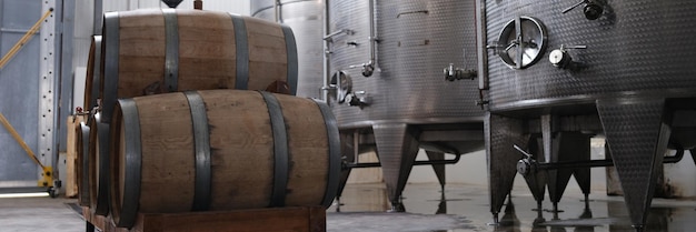 Enormes tanques en bodegas y barriles de madera de vino o alcohol