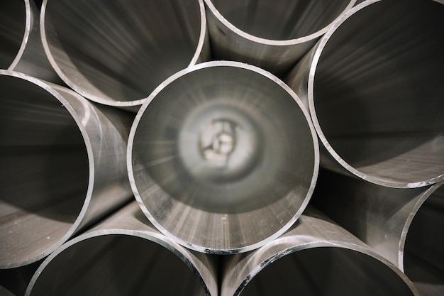 Enormes tubos de metal em uma planta de corte de metal