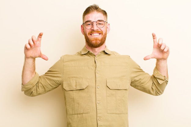 Enquadrar ou delinear o próprio sorriso com as duas mãos, olhando positivo e feliz, conceito de bem-estar