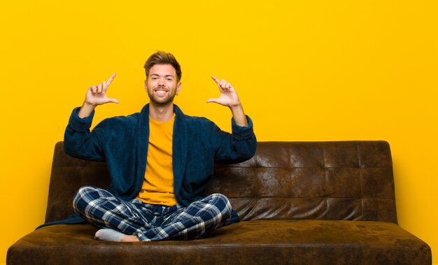 Foto enquadrar ou delinear o próprio sorriso com as duas mãos, olhando positivo e feliz, conceito de bem-estar