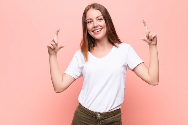 enquadrar ou delinear o próprio sorriso com as duas mãos, olhando positivo e feliz, conceito de bem-estar