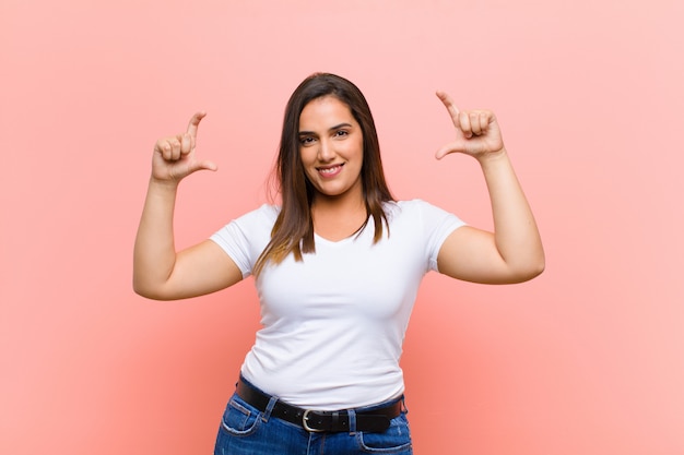 enquadrar ou delinear o próprio sorriso com as duas mãos, olhando positivo e feliz, conceito de bem-estar