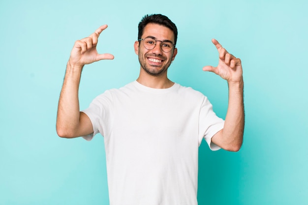 Enquadrar ou descrever o próprio sorriso com as duas mãos, procurando o conceito de bem-estar positivo e feliz