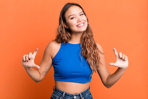 Enquadrar ou descrever o próprio sorriso com as duas mãos, procurando o conceito de bem-estar positivo e feliz