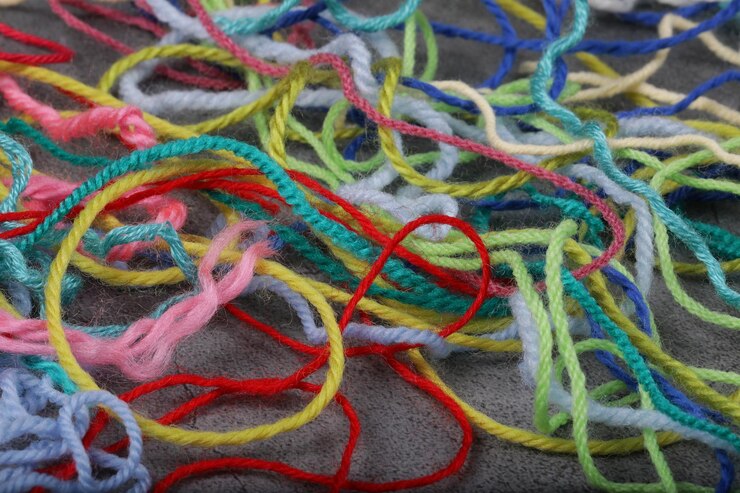 Foto enredados coloridos hilos de aguja tejer hilo de primer plano tejer es costura y creatividad colores abstractos de fondo espacio de copia