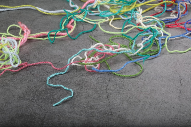 Foto enredados coloridos hilos de aguja tejer hilo de primer plano tejer es costura y creatividad colores abstractos de fondo espacio de copia