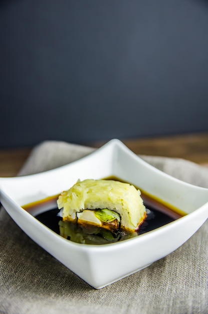 Enrole com queijo, frango e salada em molho de soja