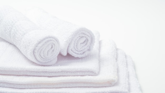 Enrollado toallas de spa blanco, enfoque selectivo, vintage
