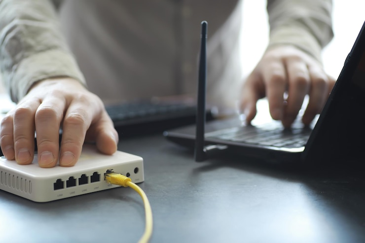 Foto enrutador inalámbrico de doble banda moderno hombre trabajando en segundo plano concepto de internet rápido e inalámbrico