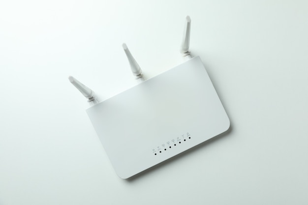 Enrutador Wi-Fi con antenas externas sobre fondo blanco.