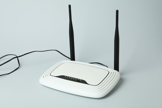 Enrutador Wi-Fi con antenas externas sobre fondo gris