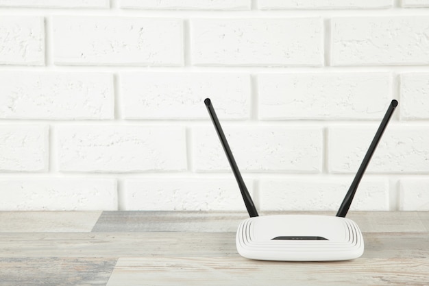 Enrutador Wi-Fi inalámbrico sobre una superficie blanca con espacio de copia