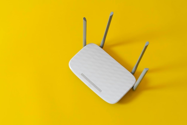 Un enrutador wifi blanco aisló equipos de comunicación por Internet