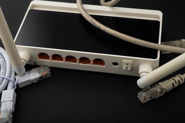 enrutador wifi en la mesa. Transferencia de datos. Internet