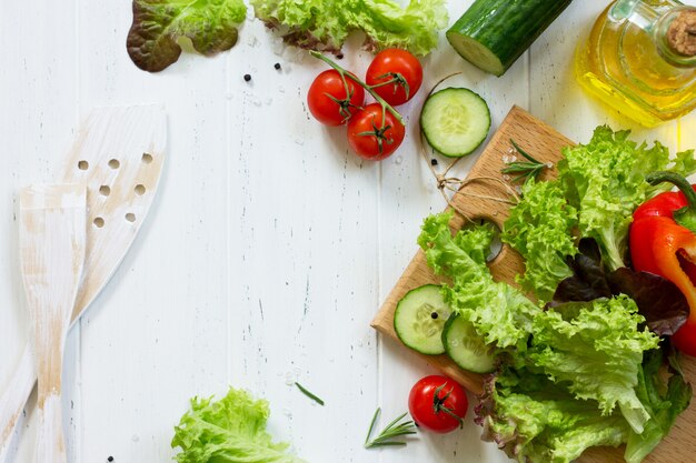 Ensalada y aceite de oliva en una mesa de madera