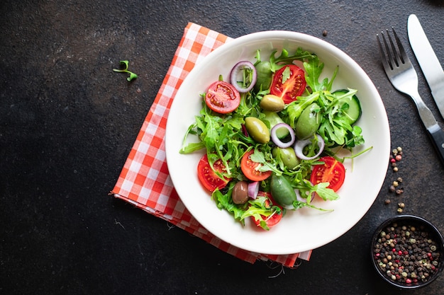 Ensalada aceituna fruta vegetal aceitunas tomate pepino lechuga mezcla hojas snack dieta ceto o paleo