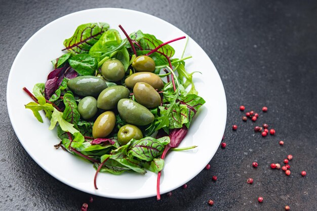 Ensalada de aceitunas Aceitunas frescas verdes Dieta Comida saludable Comida Dieta Merienda en la mesa Espacio de copia Comida