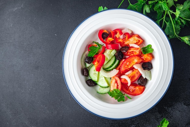 Ensalada de aceitunas secas y verduras a la ensalada griega comida saludable bocadillo en la mesa