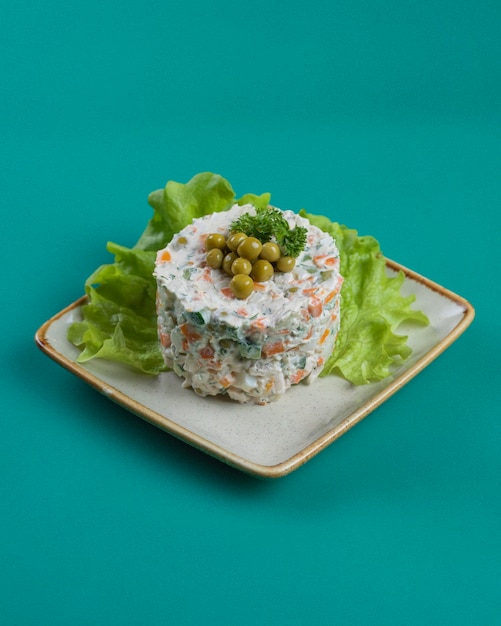 Foto una ensalada con aceitunas verdes y lechuga verde en un plato.