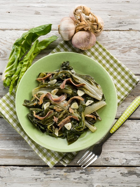 Ensalada de acelgas hervidas con anchoa y ajo