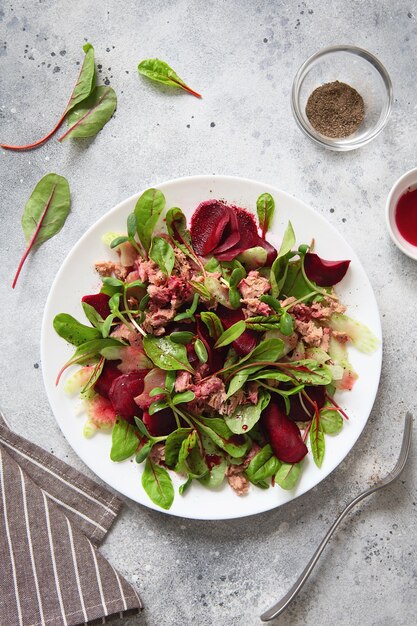 Ensalada de acelgas rojas de remolacha y atún enlatado